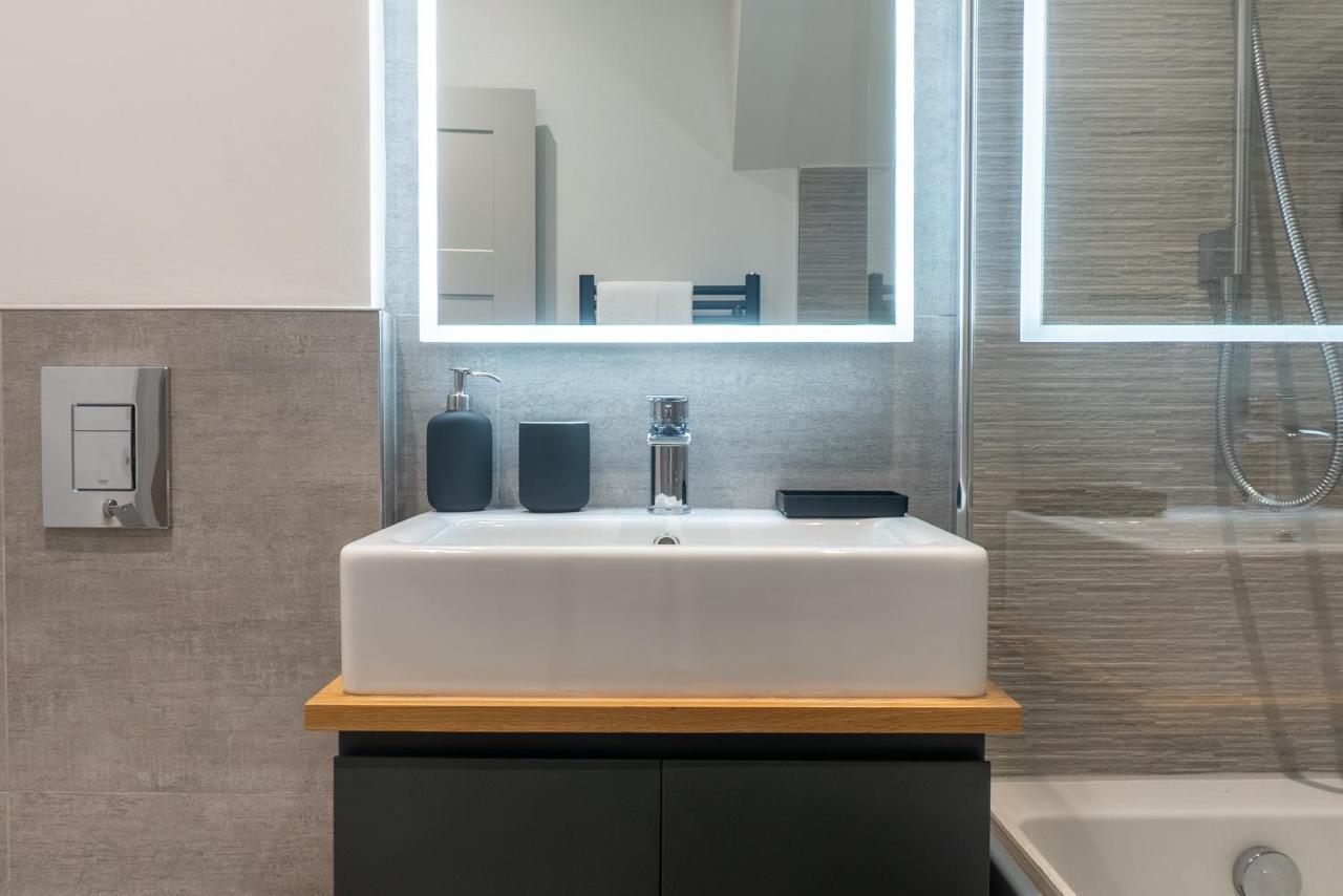 Spring Mount Huge Luxury Full Apartment- Harrogate Centre-Two Extremely Comfy Kingsize Bedrooms-Fully Equipped Modern Kitchen-Cosy Living Room With Huge Tv Exteriér fotografie